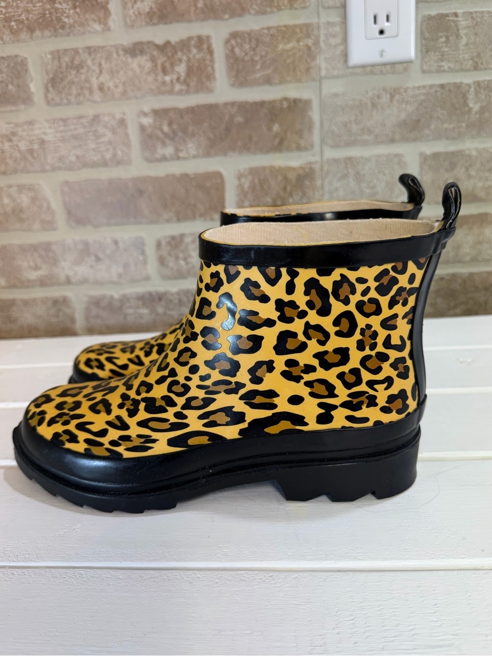 Via Rosa Leopard Print Waterproof Rain Boots Womens Sz 6 Chelsea Ankle Lug Boots - Picture 4 of 11